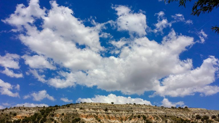 Entre el cielo y el suelo; la Cercona. La Cercona y el Cielo